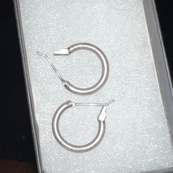 Jewelry - ⭐️Vintage Small Silver Metal Hoop Earrings